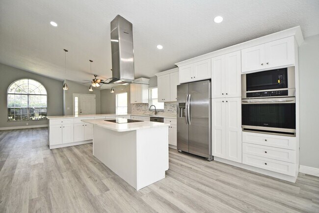 Building Photo - Beautiful Home in Alafaya Woods Totally Remodeled