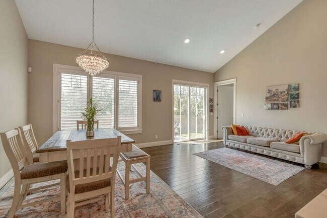 Building Photo - Upmarket Townhouse in Sought After Holladay City