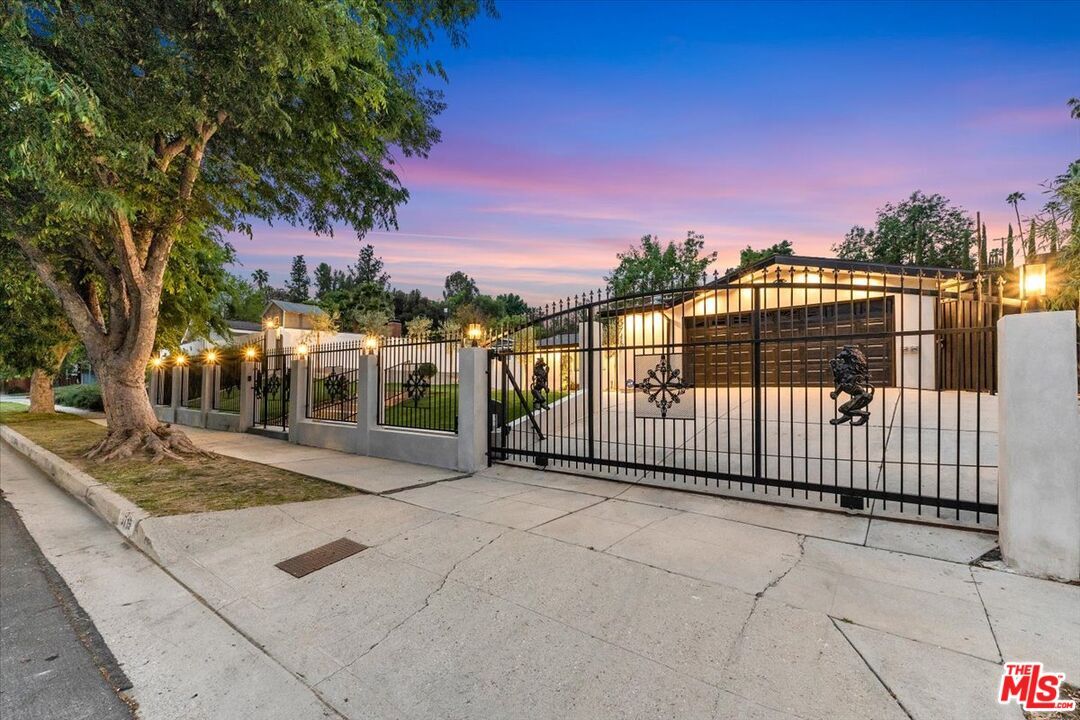Building Photo - 5715 Oso Ave