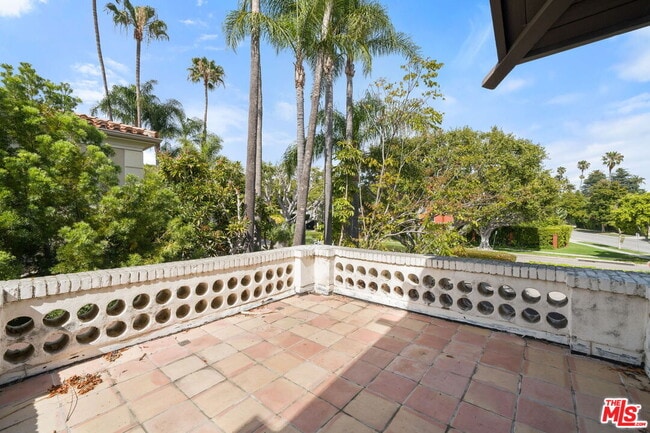 Building Photo - 801 N Rodeo Dr