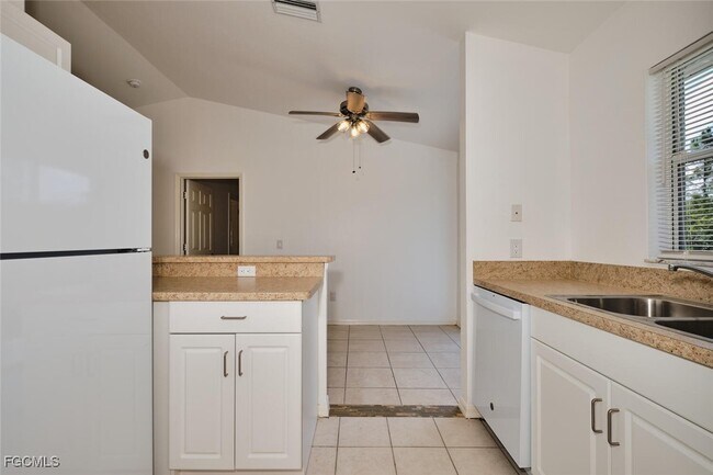 Building Photo - 3825 Hollycrest St
