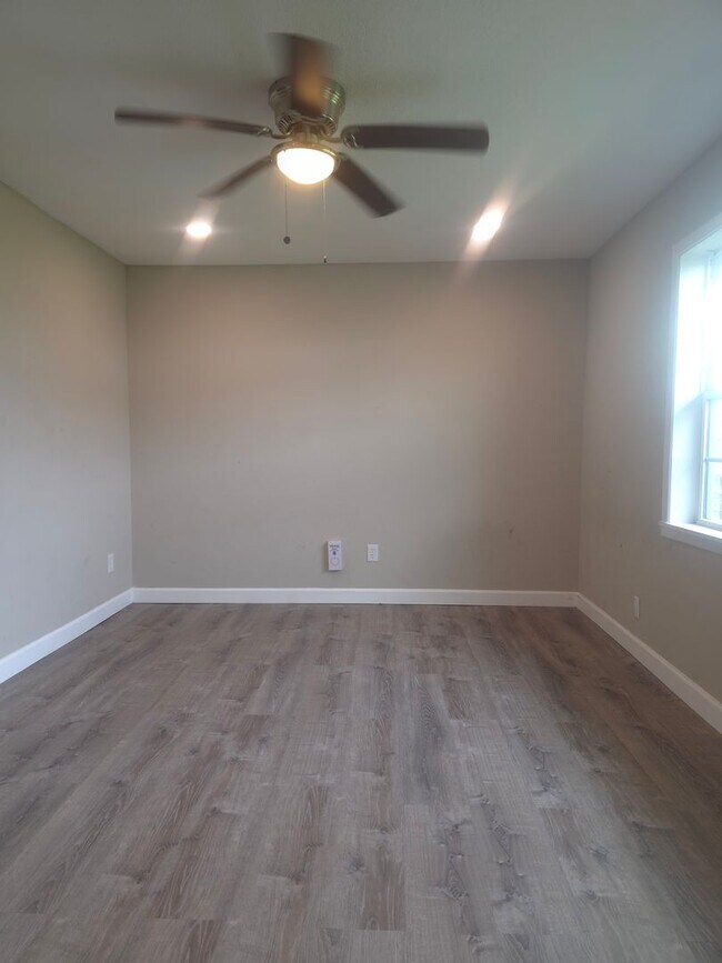 Building Photo - 3 Bed | 2.5 Bath Rental in North Lake Charles