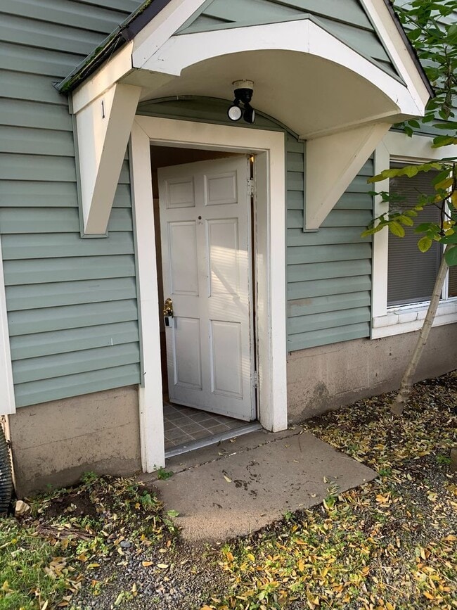 Building Photo - 100 Renton Triplex