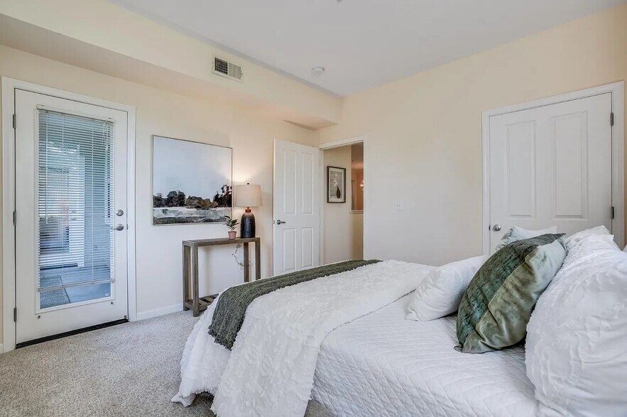 Building Photo - 1982 W Bayshore Rd