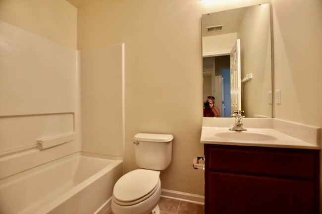 Building Photo - 3 bedroom 2.5 bath townhome