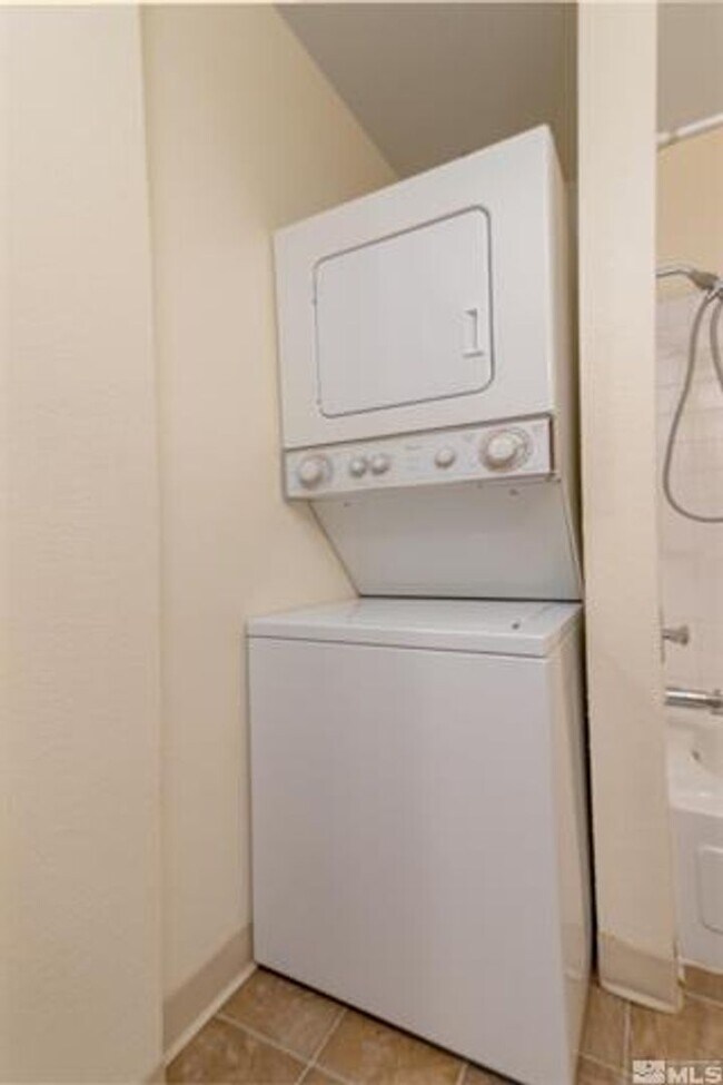 Building Photo - Great 1 bedroom condo just off Clear Acre Lane