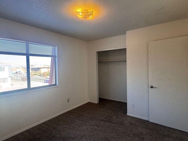 Building Photo - 2 Bed, 1 Bath, 2 Story Townhouse!!!