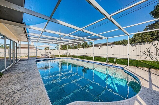 Building Photo - 14025 Yacht Club Blvd