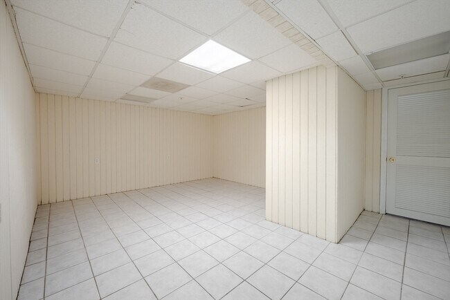 Building Photo - 360 Littleton Rd