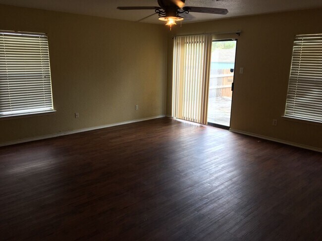 Building Photo - Spacious 4 Bed/2 Bath in Saddlewood Estates