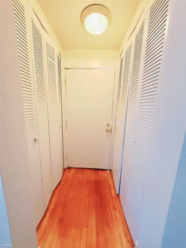 Building Photo - 1 br, 1 bath Condo - 8 Eversley Ave Apt 2