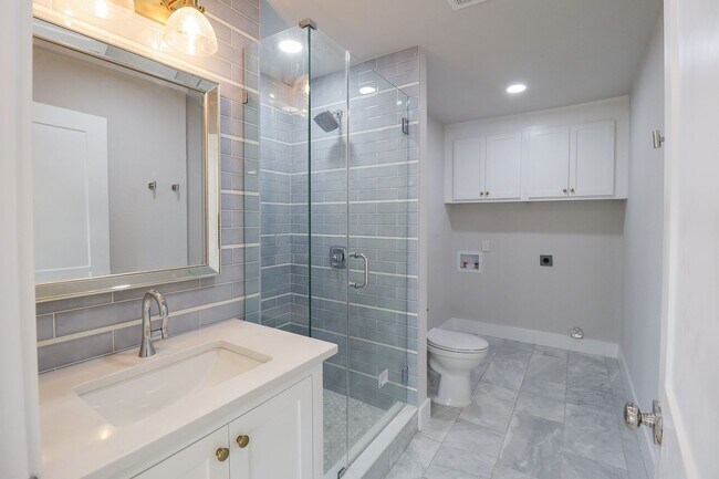 Building Photo - 4 Bed | 3 Bath on Keystone Lake!