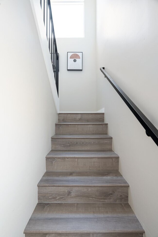 Building Photo - Spacious turfed yard!