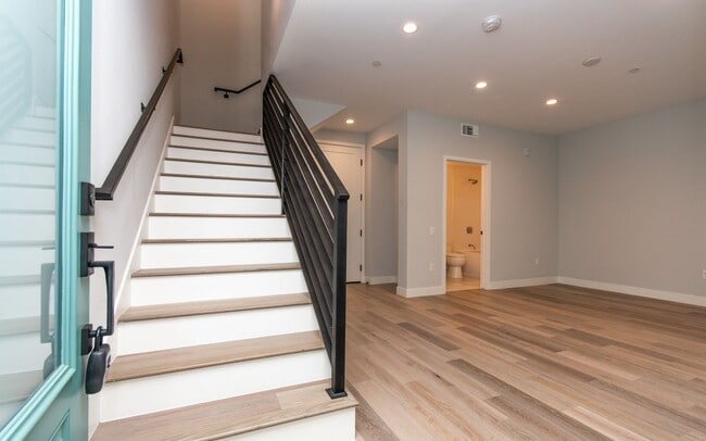 Building Photo - Want to live in the Carlsbad Village!