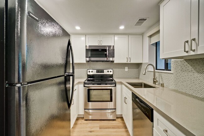 Building Photo - Recently upgraded Condo in a highly desirable location in Sunnyvale.