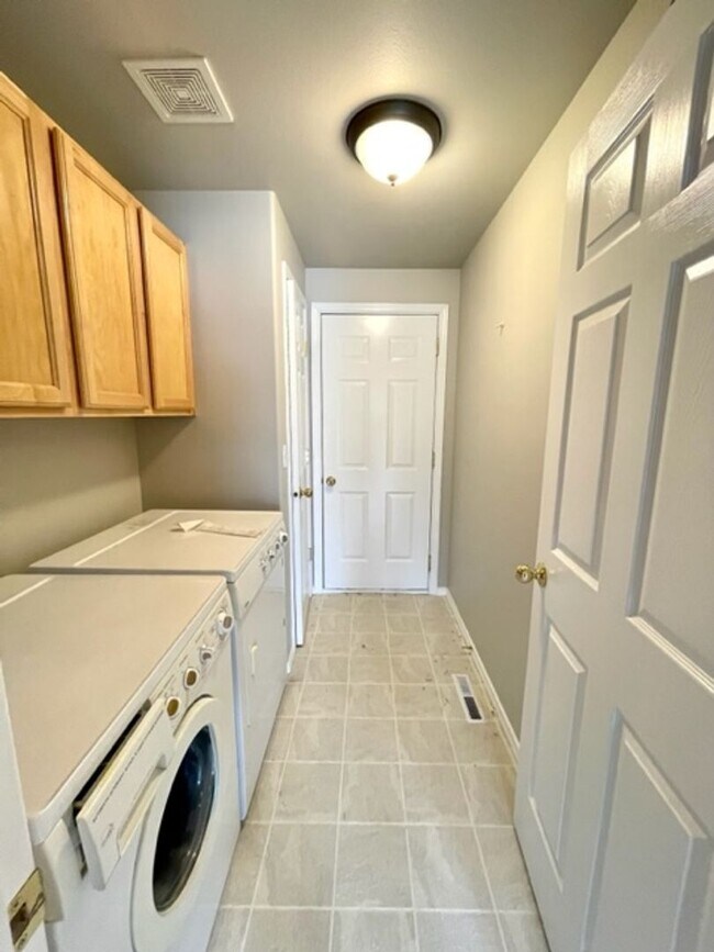 Building Photo - Beautiful 3 Bedroom Single Level home near Old Mill!