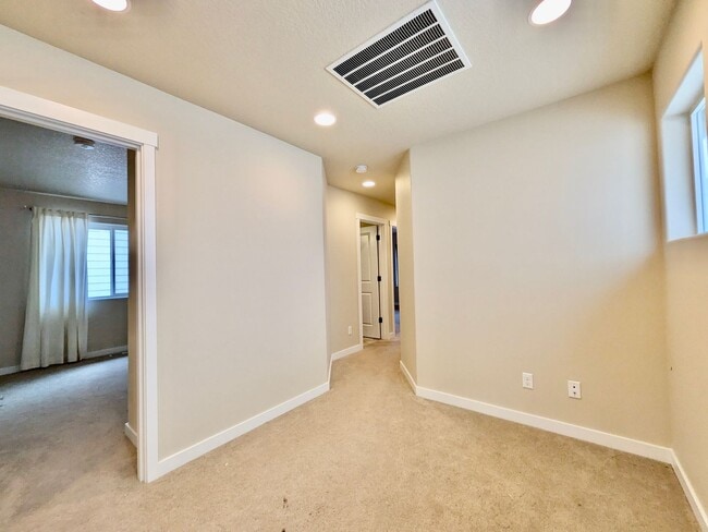 Building Photo - Modern 4-Bedroom Gem | Maintenance-Free Living & Private Side Yard!