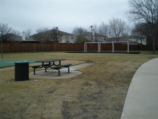 Building Photo - 2213 Willow Dr
