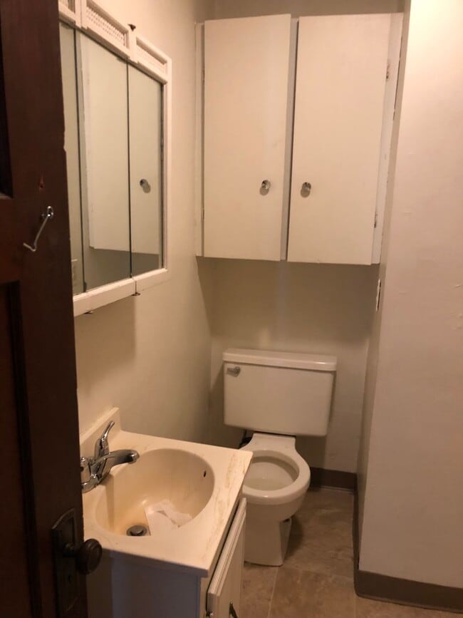 Building Photo - 546 Valley St