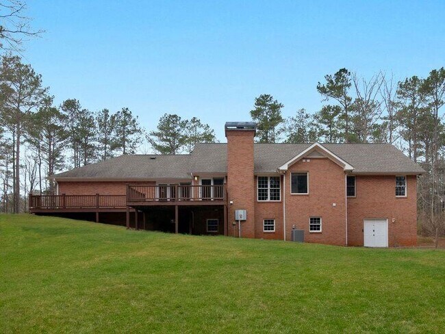 Building Photo - 305 Riverbend Dr