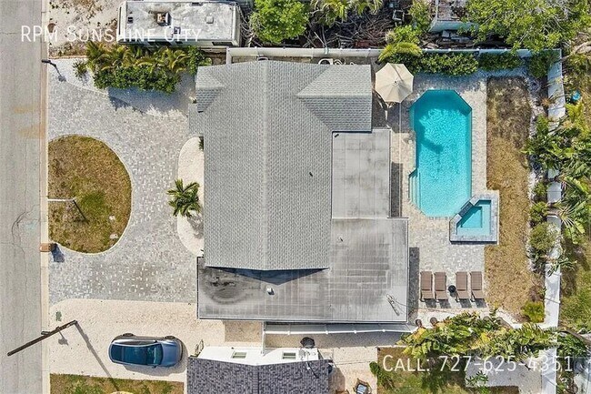 Building Photo - 14024 N Bayshore Dr