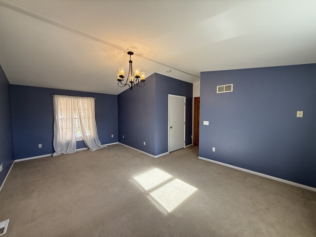 Building Photo - 2447 Roanoke Dr