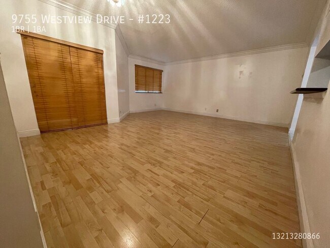 Building Photo - 9755 Westview Dr