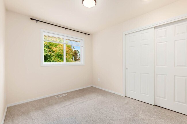 Building Photo - 22200 NE 9th Dr