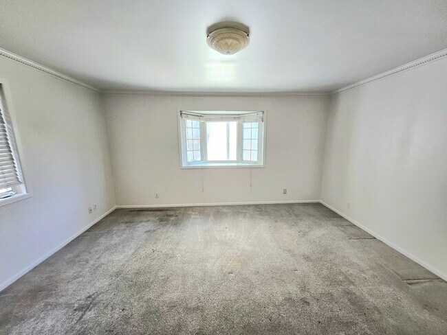 Building Photo - New Listing: Cozy 3-Bedroom, 3-Bathroom Ho...