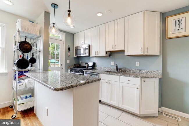 Building Photo - 241 Lynhaven Dr