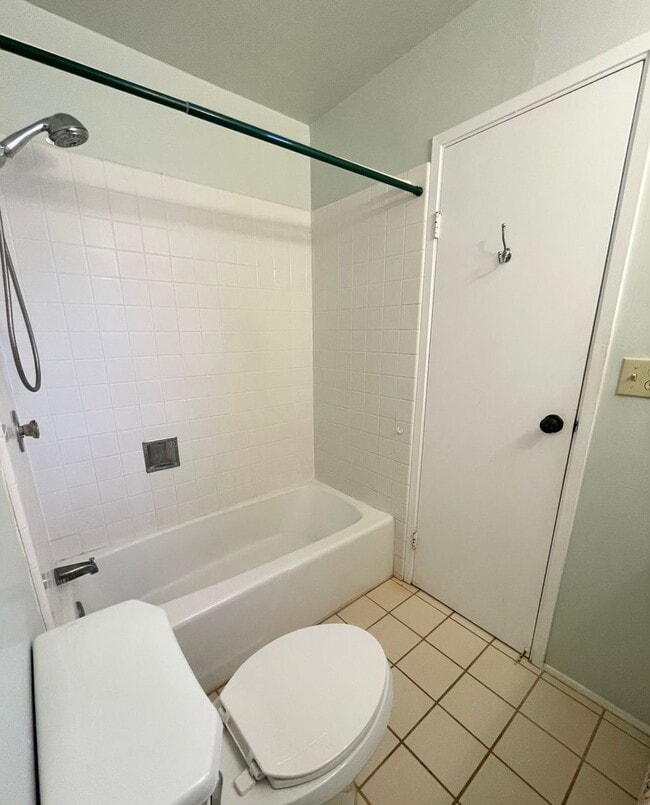 Building Photo - Well Maintained 3 Bed, 2.5 Bath Townhome i...