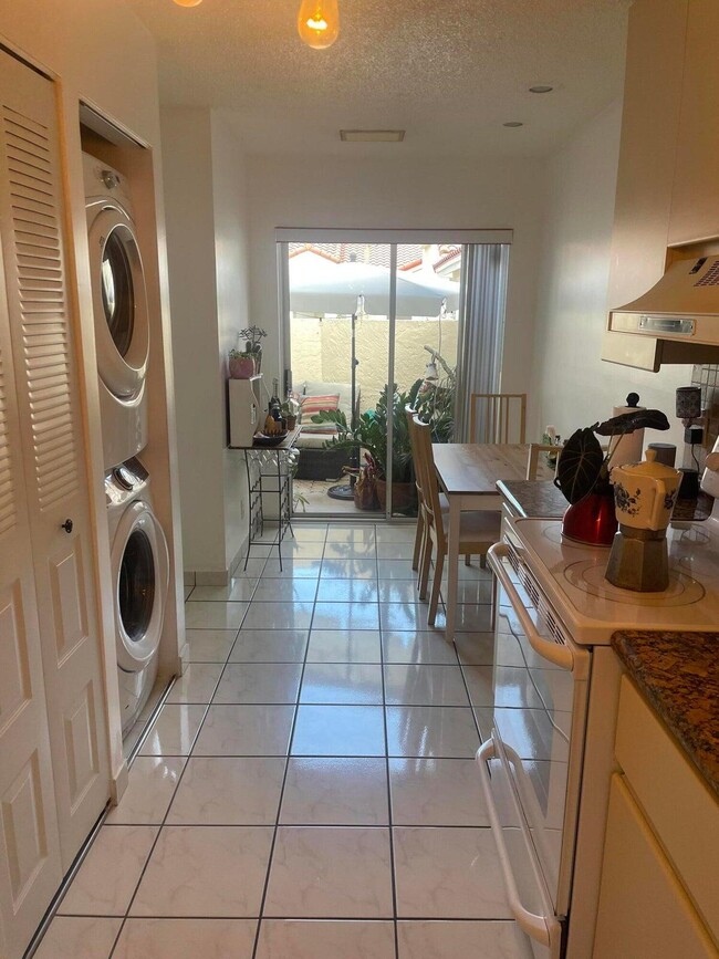 Building Photo - 1592 Springside Dr