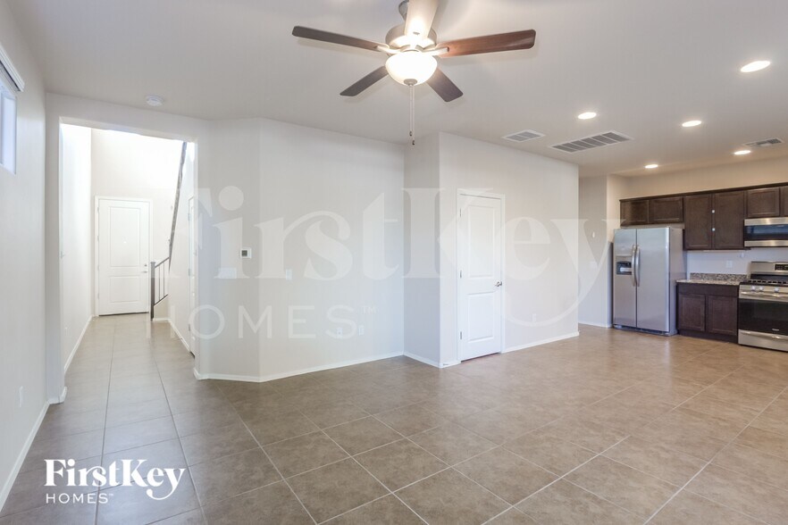 Building Photo - 2852 N Fair Oaks Ave