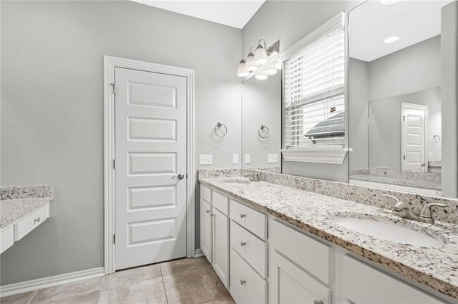 Building Photo - 4400 SW Eggersway Pl