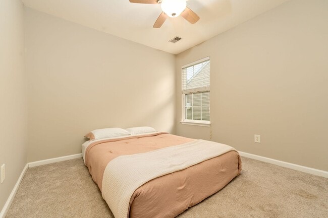 Building Photo - Serenity Meets Everyday Convenience!