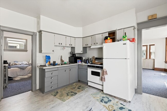 Building Photo - Frederick Upper Flat with 2 bathrooms!