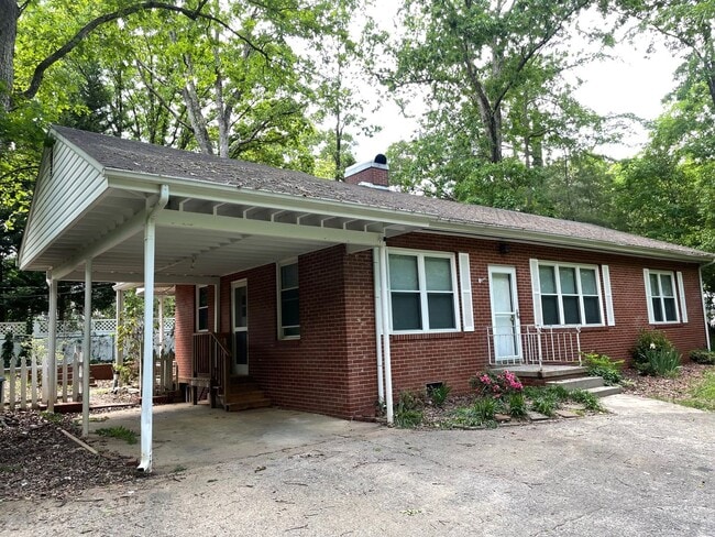 Building Photo - Beautiful 2 bed, 1 bath brick home! Located in Asheboro near McCrary Park!