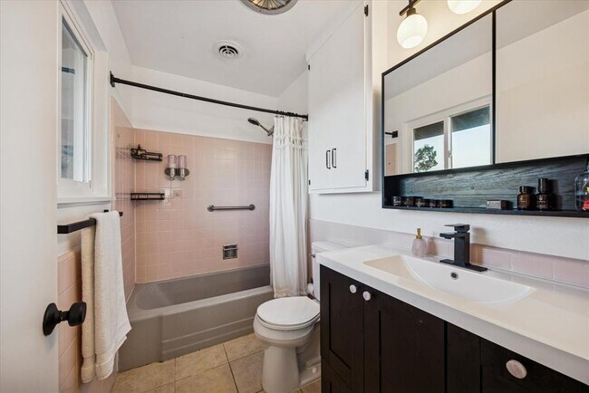 Building Photo - 6407 Lynn Ln