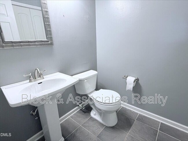 Building Photo - 100 Drywood Pl