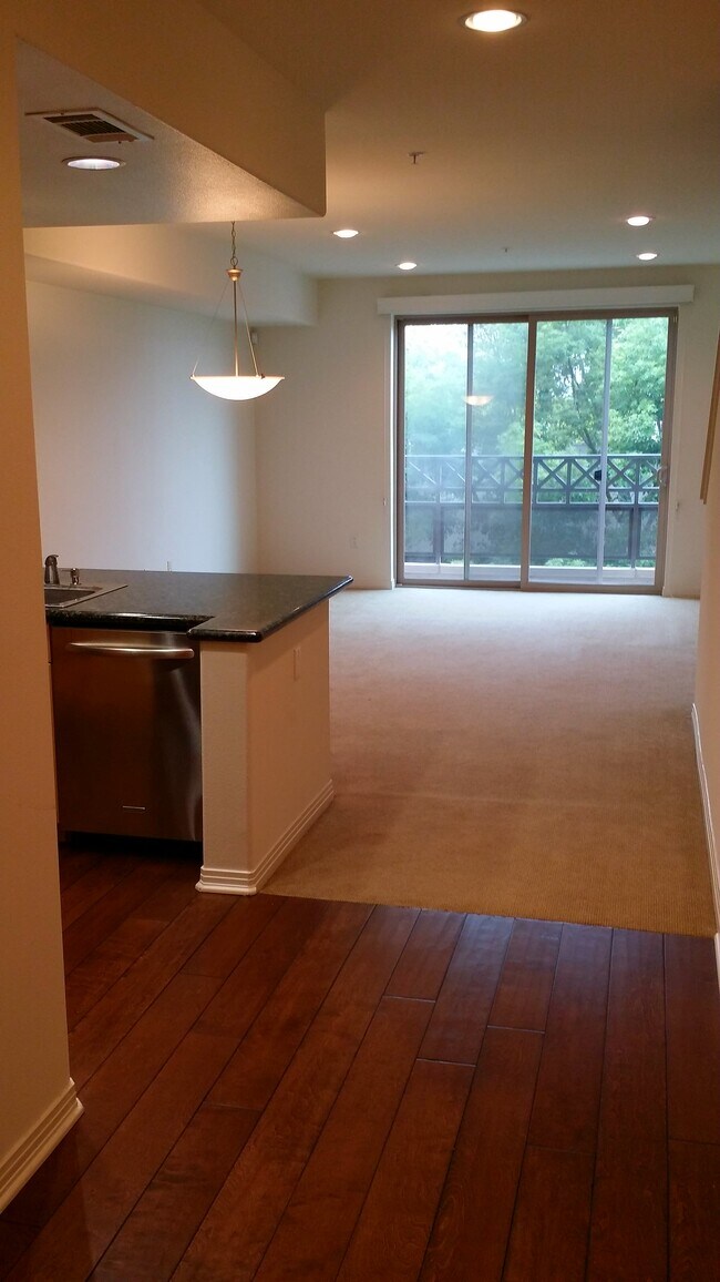 Building Photo - 931 E Walnut St