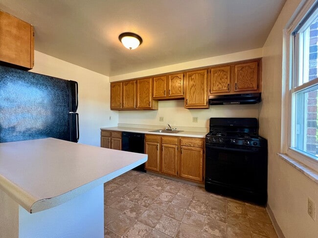 Primary Photo - 2BR Townhome at Regency Place! Spacious Ro...
