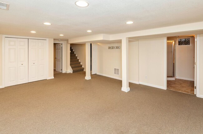 Building Photo - NEWLY UPDATED!! 3 Bedroom, 2 Bathroom Home in Des Moines!