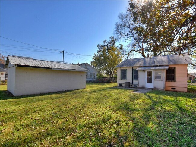 Building Photo - 2710 Willow St