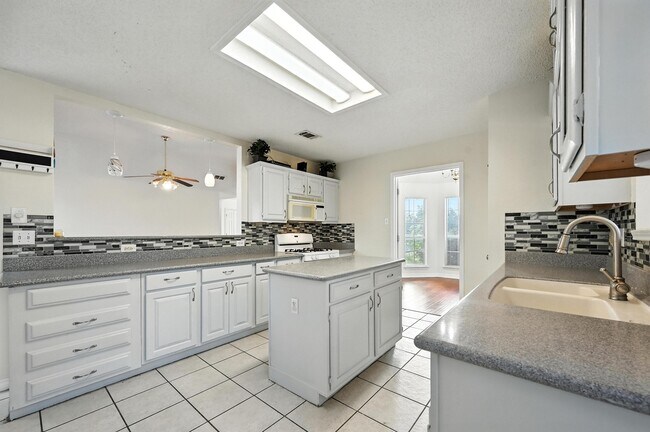 Building Photo - 2711 Primrose Ln