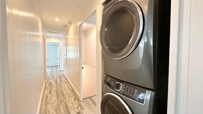 Building Photo - 2340 University Ave