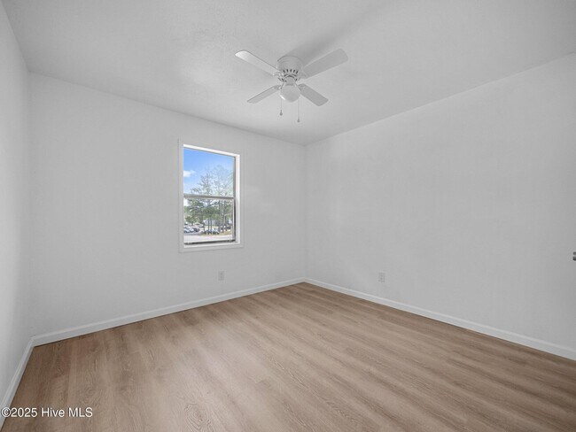 Building Photo - 110 Ravenwood Dr
