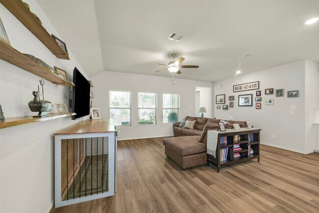 Building Photo - 221 Woods Rose Ct