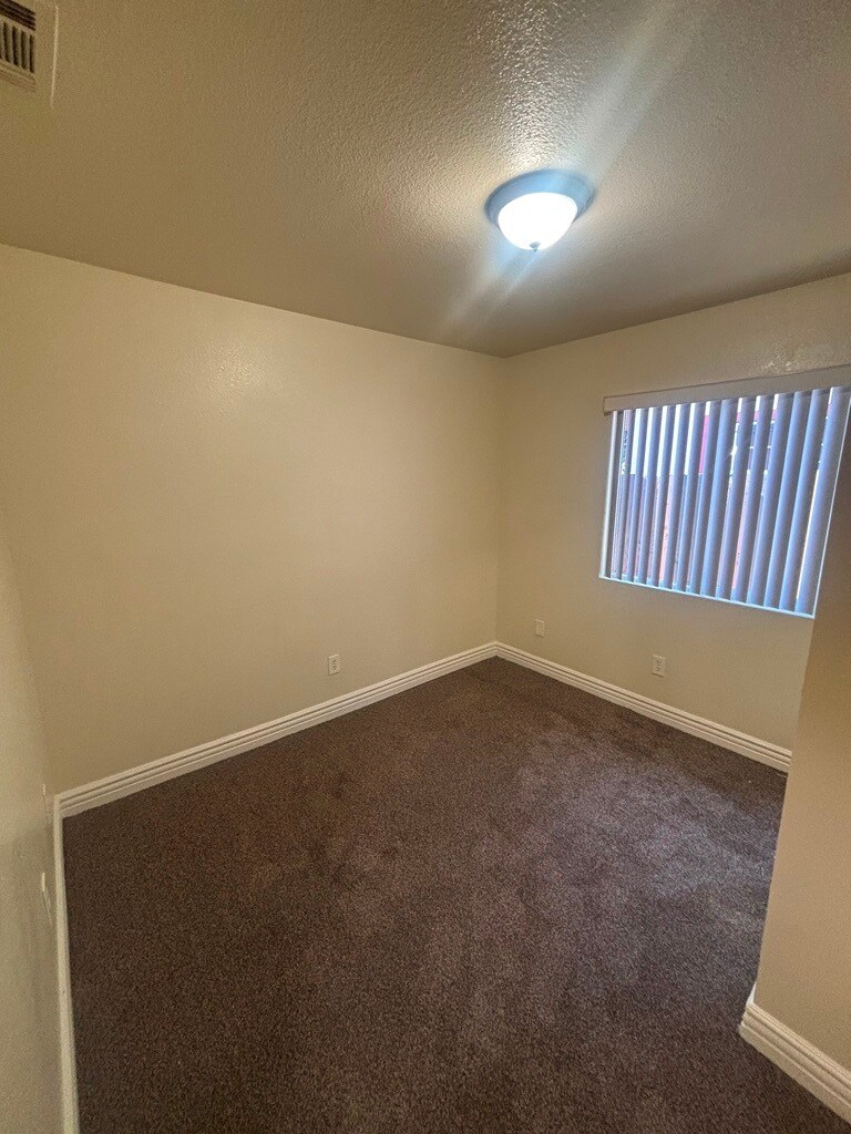 Building Photo - 325 E 60th St