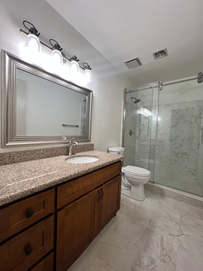 Building Photo - Riverside