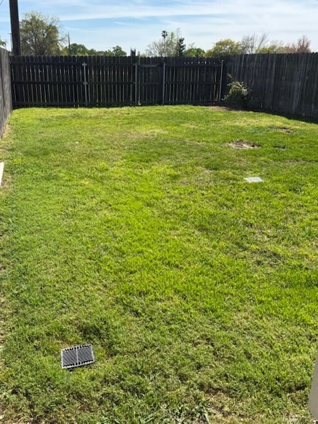 Building Photo - Nice and Clean 2 Bedroom 1 Bath Duplex in Orangevale